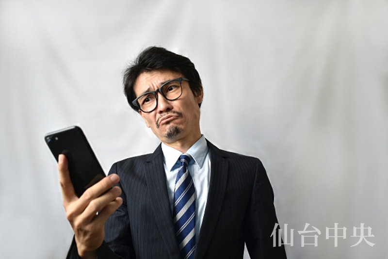 包茎を指摘されて恥ずかしいので治療を考えスマホを検索する男性