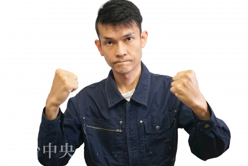 包茎のまま過ごしていたが思い立って包茎治療を終え喜ぶ男性