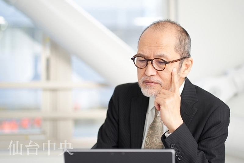 入院や介護に備えて包茎手術を検索する熟年男性